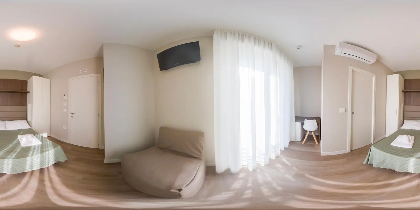 Camera moderna e luminosa, situata al secondo piano, con vista sulla strada. Gli interni sono curati e contemporanei, pensati per offrire comfort e funzionalità in un ambiente accogliente e rilassante.